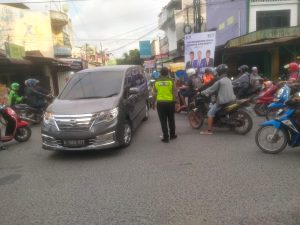 Personil Polsek Medan Barat Strong point/Gatur lalin pagi layani masyarakat bantu pencegahan kemacetan berkendara di jalan raya