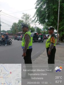 Personil Polsek Medan Barat Strong point/Gatur lalin sore bantu masyarakat layani menangani kemacetan berkendaraan di jalan raya