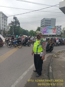 Personil Polsek Medan Barat Strong point/Gatur lalin pagi layani masyarakat bantu menangani kemacetan berkendara di jalan raya