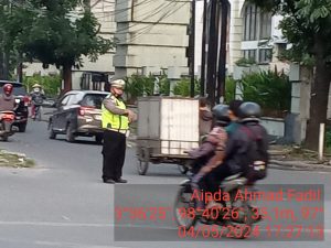 Personil Polsek Medan Barat Strong point/Gatur lalin sore bantu masyarakat layani melancarkan kemacetan berkendaraan di jalan raya
