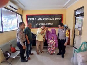 Personil Bhabinkamtibmas Polsek Medan Barat Kelurahan Sei-Agul bantu masyarakat mempererat jalinan Kasih Ibu dan Anaknya