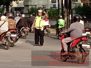 Strong point/Gatur lalin sore Personil Polsek Medan Barat layani masyarakat bantu atasi kemacetan berkendaraan di jalan raya