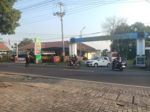 Bentuk Pelayanan Kepada Masyarakat, Polsek Dukupuntang Polresta Cirebon Laksanakan Pengaturan Lalu Lintas Di Pagi Hari