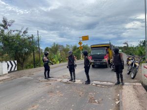 Polres Ogan Ilir Tingkatkan Giat Turjawali DiJembatan Rusak Yang Berada Di Jalan Lintas Palembang-Indralaya