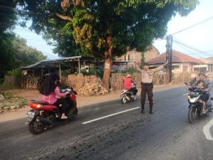 Polsek Dukupuntang Laksanakan Giat Rutin PH Pagi Di Pertigaan Depan SMAN 1 Dukupuntang Cirebon