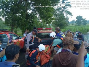 Polisi Bersama Tim Gabungan Temukan Remaja Yang Tenggelam Di Sungai Way Sekampung