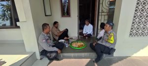 Kanit Binmas dan Bhabinkamtibmas Ajak Dialogis Warga di Kelurahan Cikasarung
