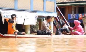 Berperahu Sampan, Kapolres OKU dan Bhayangkari Distribusikan Sembako Bantuan Kapolda Sumsel