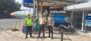 Sambangi Satpam Bank BRI, Patroli Polsek Kadipaten Berikan Himbauan Kamtibmas