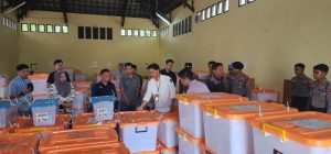 Polres Kukar Hadir Berika Pengamanan Pembukaan Kotak Suara di KPU Kukar
