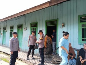 Patroli Beat 110 Polresta Samarinda Mendatangi TKP Penemuan Mayat Laki-Laki di Kamar Kos