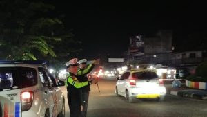 Berikan Kenyamanan Kepada Pengguna Jalan pada Malam Hari, Tiga Personil Sat Lantas Polres Tanjung Balai Laksanakan Blue Light Patrol Menelusuri Kota Tanjung Balai Sekitarnya