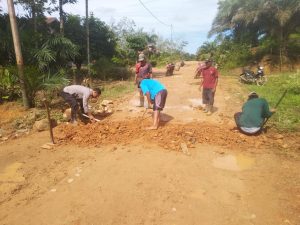 Sinegitas dan Kepedulian, Bhabinkamtibmas Brigadir Lukas Bantu Warga Perbaiki Jalan Rusak di Desa Perongkan