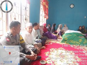 Bhabinkamtibmas Kecamatan Hulu Sihapas Polsek Padang Bolak Melaksanakan Melayat di Desa Aek Nauli