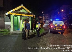 Personel Polsek Medan Kota melaksanakan patroli di Pos Kamling 6 yang terletak di Jalan Dolok sanggul