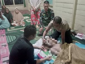 Polsek Tenggarong Bantu Proses Evakuasi Korban Tenggelam di Kelurahan Loa Tebu