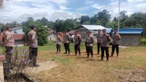 Personil Polsek Kayan Hilir Ikut Serta Dalam Pengamanan Aksi Damai di Desa Empakan Kecamatan Kayan Hulu di Kabupaten Sintang