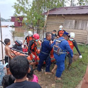 Satpolairud Polres Sintang Evakuasi Temuan Mayat Korban Tenggelam di Sungai Kapuas