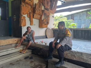 Wujudkan Kedekatan Dengan Warga, Bhabinkamtibmas Kelurahan Jawa Polsek Sangasanga Sambangi Warga Di Wilayah Binaanya