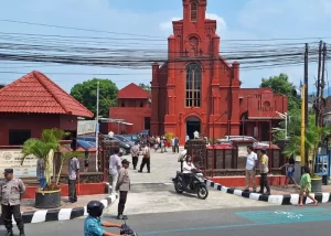 Polsek Mojoroto Kota Kediri Periksa Jemaat sebelum Masuk Gereja