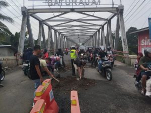 Antisipasi Kemacetan Hingga Kecelakaan, Sat Lantas Polres Oku Perbaiki Jalan Berlobang