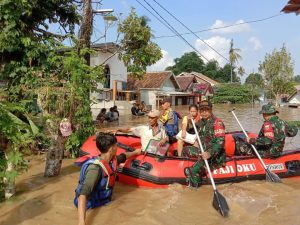 Personel Bhabinkamtibmas Polres Oku Melaksanakan Kegiatan Evakuasi Warga Desa Binaan Yang Terdampak Banjir