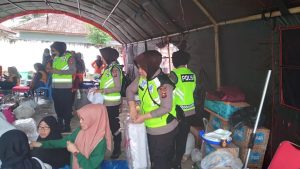 Polwan Polres Oku Di turunkan Bantu Dapur Umum Untuk Korban Banjir