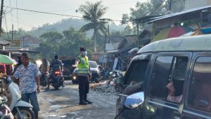 Kanit Samapta Polsek Ketapang Pimpin Pengamanan Pasar Lempong Bunten Barat