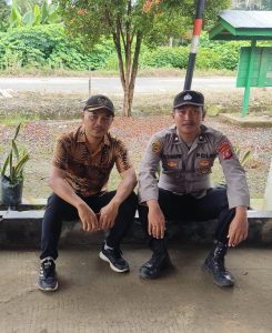 Bhabinkamtibmas Melakukan Patroli Sambang Bersama Warga di Kampung Harapan Jaya