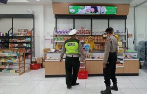 Polsek Pesantren Patroli di Mini Market, sapikjan Pesan Kamtibmas Kepada Pengunjung