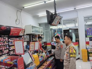 Polsek Cikijing Beraksi Patroli Cegah Pencurian di Minimarket