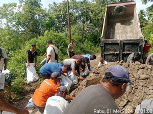 Bentuk kepedulian, Kapolsek Tigalingga bersama dengan Anggota bantu lakukan Gotong Royong Penimbunan Jalan Akibat Longsor