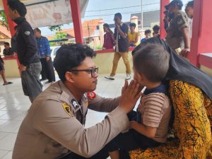 Bhabinkamtibmas Polsek Majalengka Kota Bercengkrama dengan Anak Warga di Kantor Kelurahan Cicurug