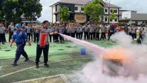 Siap Hadapi Situasi Darurat, Polres Sekadau Gelar Latihan Sistem Proteksi Kebakaran