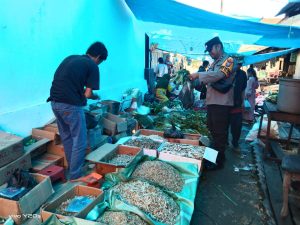 Pengamanan Pekan Pasar Sipagimbar oleh Polsek Saipar Dolok Hole: Menciptakan Situasi Aman dan Kondusif bagi Masyarakat