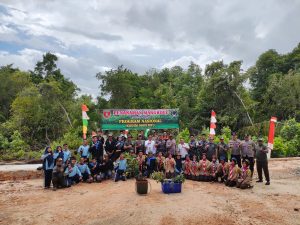 Wakapolsek Pulau Derawan Ikut Serta dalam Kegiatan Penanaman Pohon Mangrove Bersama TNI dan Instansi Terkait