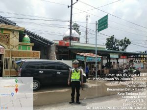 Sat Lantas Polres Tanjung Balai Melaksanakan Pengaturan Arus Lalulintas di Depan Mesjid saat Sholat Jumat