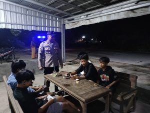 Patroli Malam Polsek Kragan Sembari Binluh Terkait Kenakalan Remaja