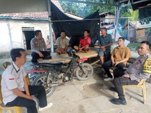 Polsek Penukal Utara Gelar Jumat Curhat di Desa Kota Baru, Jalin Silaturahmi dan Dengarkan Keluhan Masyarakat