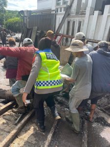 Polresta Bukittinggi Terjunkan Personil untuk Bantu Proses Evakuasi Korban Bencana Alam