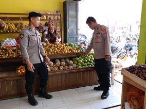 Kepolisian Sambangi Pedagang Buah-buahan di Pasar Tradisional Cikijing