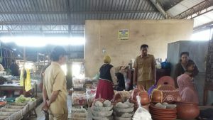 Camat dan Kapolsek Labuapi Sidak Pasar Tradisional, Pantau Harga Sembako dan Pengendalian Inflasi