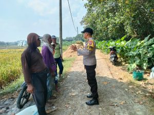 Kanit Binmas Polsek Kesamben Himbau dan Dialogis Dengan Petani