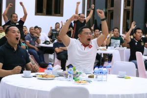 Kapolres Siak AKBP Asep Sujarwadi Bersama Personel Polres Siak dan Ratusan Masyarakat : Antusias Nobar Semifinal Piala Asia U-23