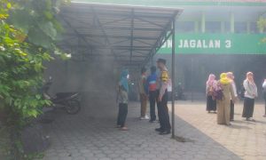 Bhabinkamtibmas Jagalan Pantau Fogging di SDN Jagalan 3