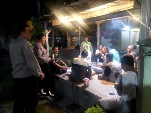 Dialogis dengan warga, petugas memberikan himbauan seputar kamtibmas seputar wilayah Kecamatan Mojoagung.