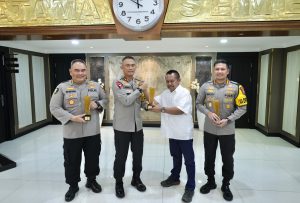 Kapolresta Malang Kota Terima Penghargaan Rastra Sewakottama Award PWI Jatim di Gedung Selasar Polda Jatim