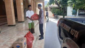 Polri Bagikan Makanan dan Minuman ke Masjid   