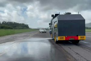 Ditsamapta Polda Sulut Turunkan Personel dan 2 Kendaraan Taktis AWC Bersihkan Runway Bandara Samrat