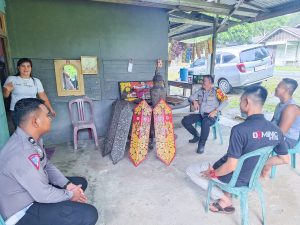 Dukung Pelestarian Budaya Suku Dayak, Kapolres Sekadau Kunjungi Pengrajin Tameng dan Mandau di Dusun Tapang Sambas